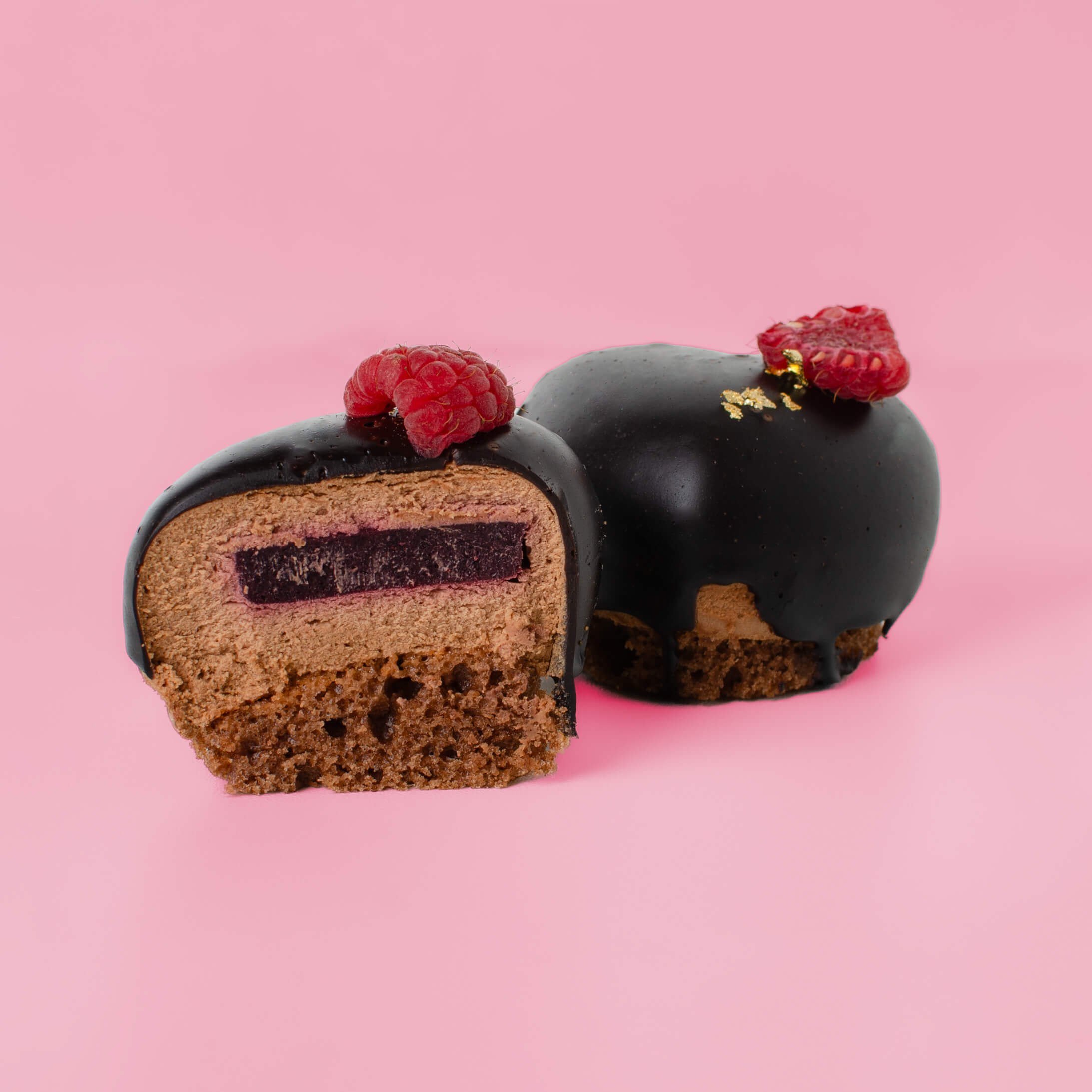 Schokoladenmousse Herz-Törtchen mit Waldbeerkern