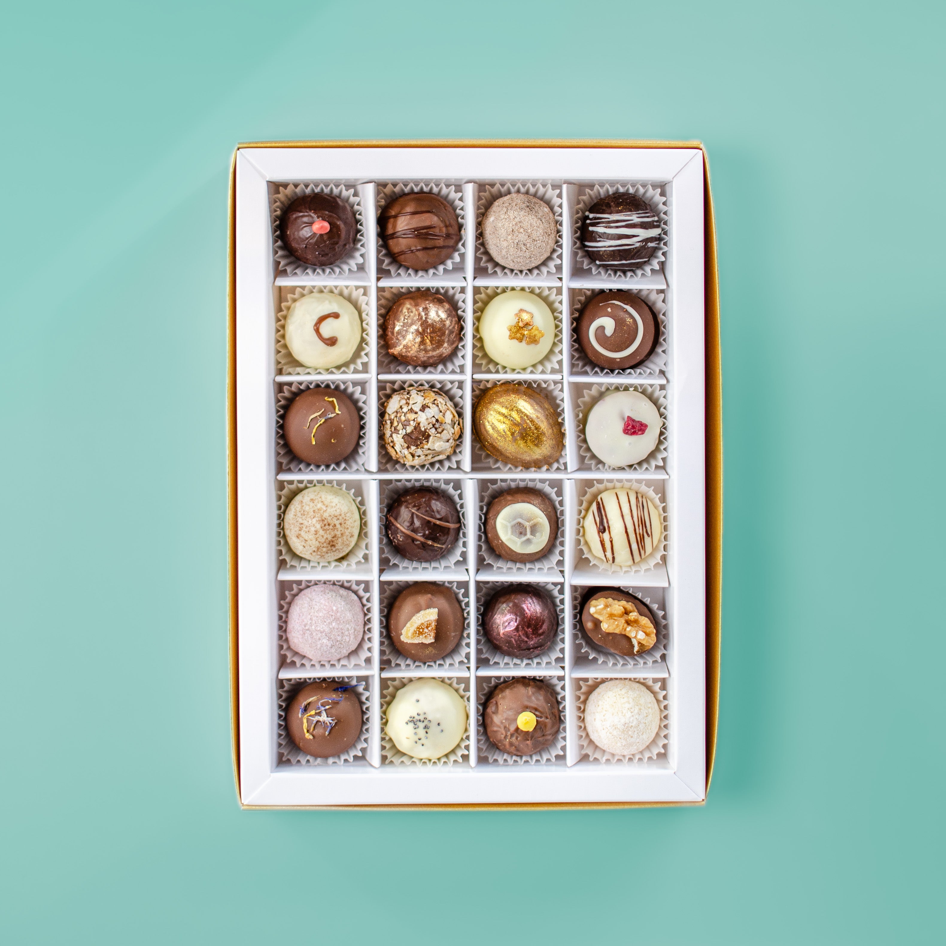 24er Pralinen Geschenkbox mit Alkohol Goldsternmotiv