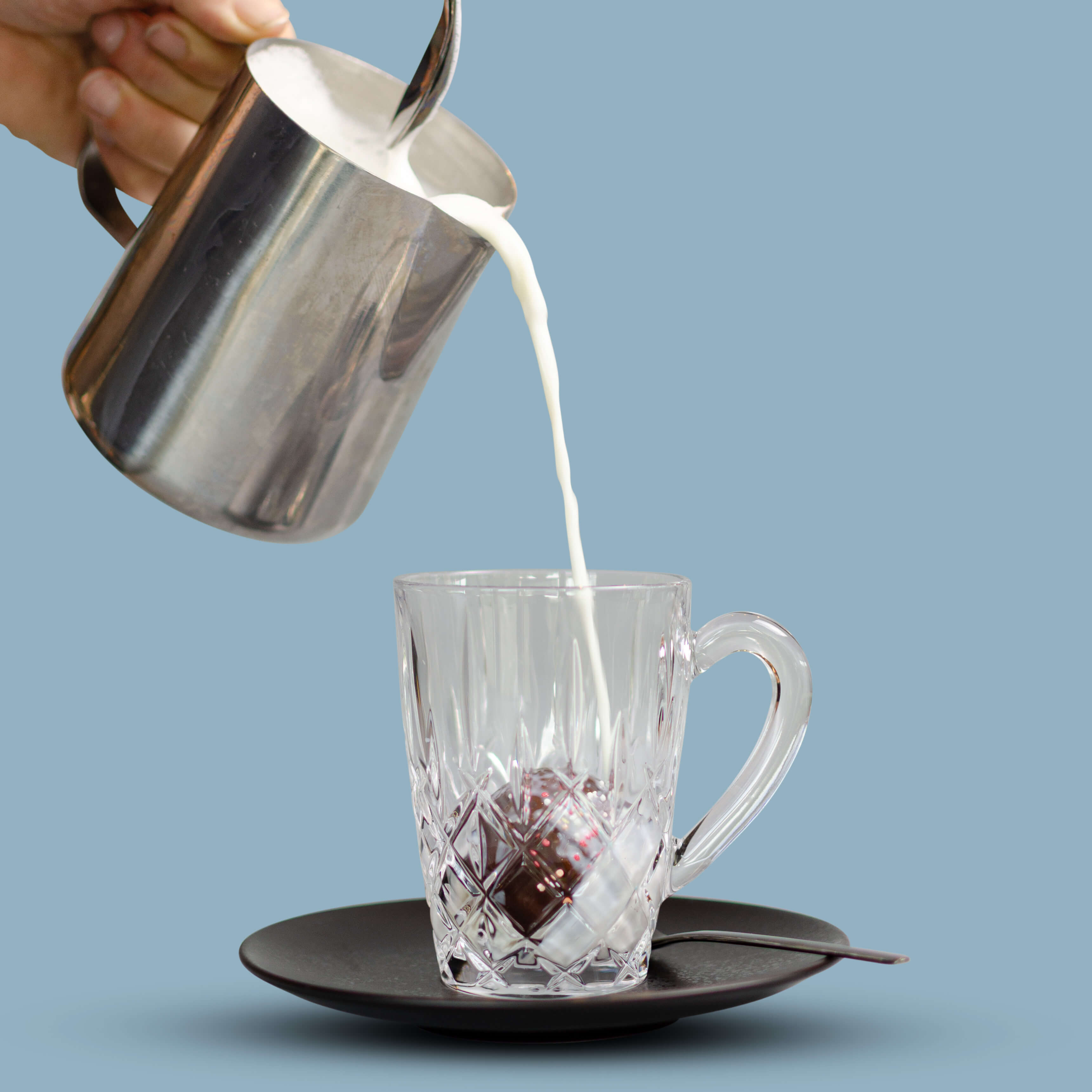 Heiße Schokoladenkugel mit Marshmallows