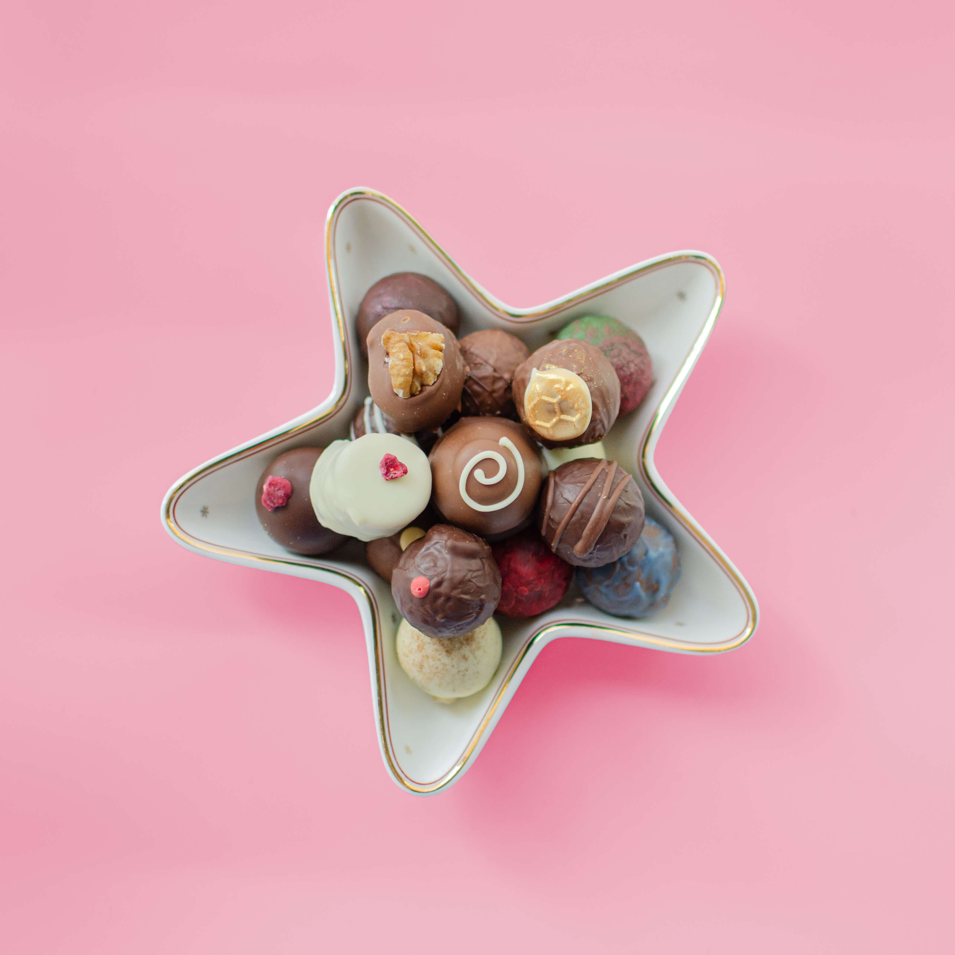 Sternschüssel mit Pralinen