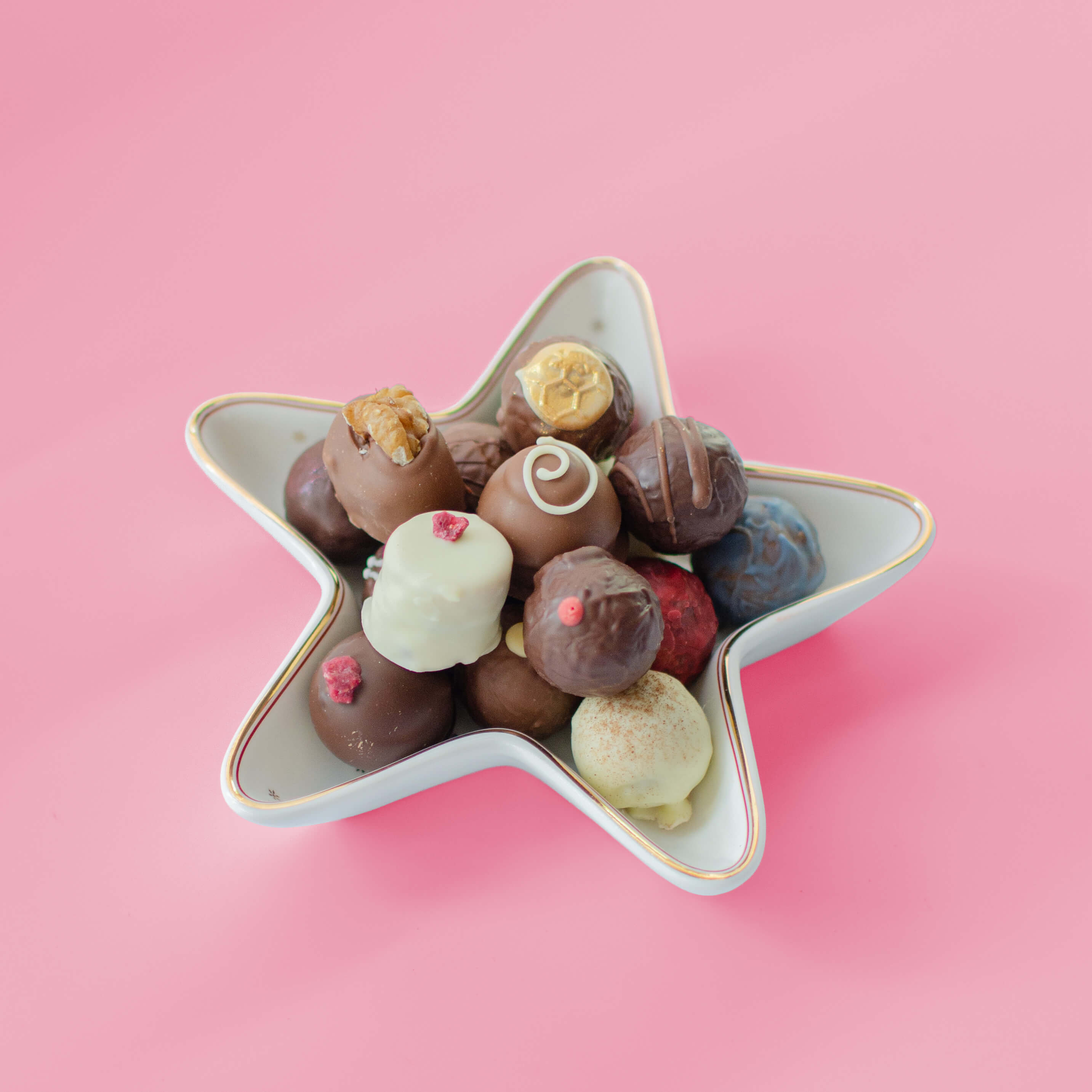 Sternschüssel mit Pralinen