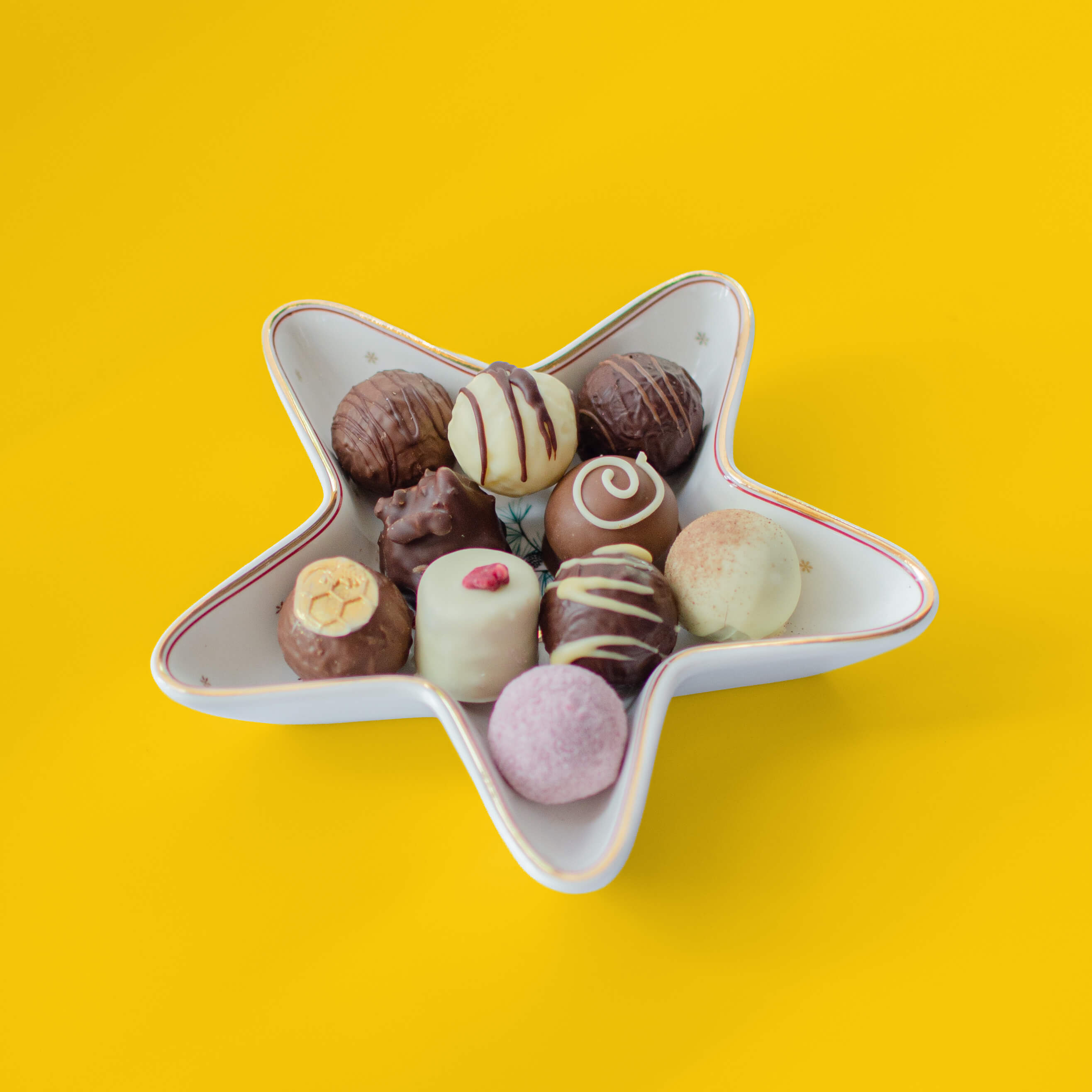Sternschüssel mit Pralinen
