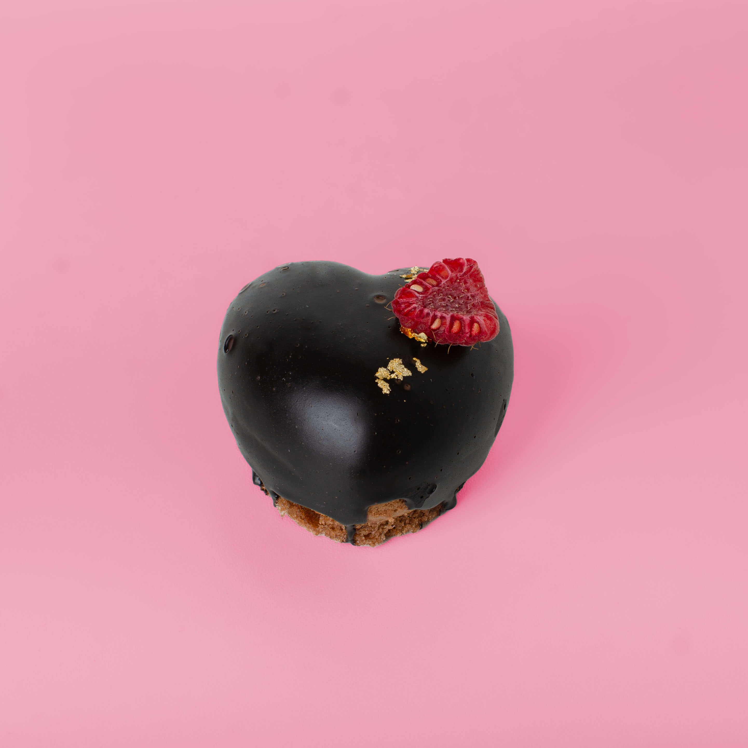 Schokoladenmousse Herz-Törtchen mit Waldbeerkern