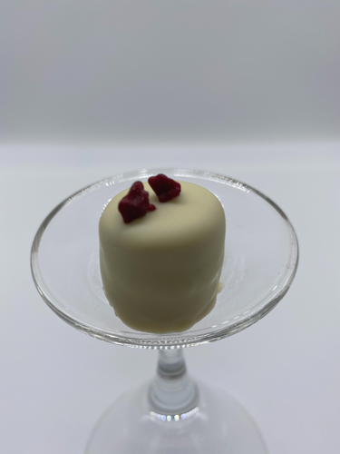 Himbeermarzipan Praline ist weiße Schokolade gefüllt mit einem Himbeergelee und Himbeerstückchen